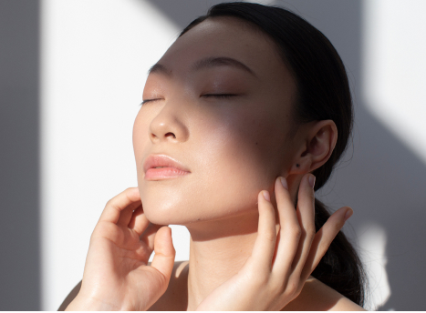 Obrazek przedstawia zadowoloną klientkę Beauty Estetica