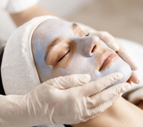 Zdjęcie przedstawia kobietę podczas zabiegu twarzy w Beauty Estetica